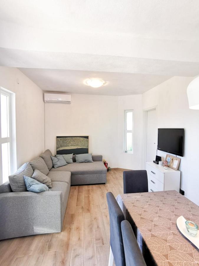 Apartments By The Sea Mimice, Omis - 14230 Bagian luar foto